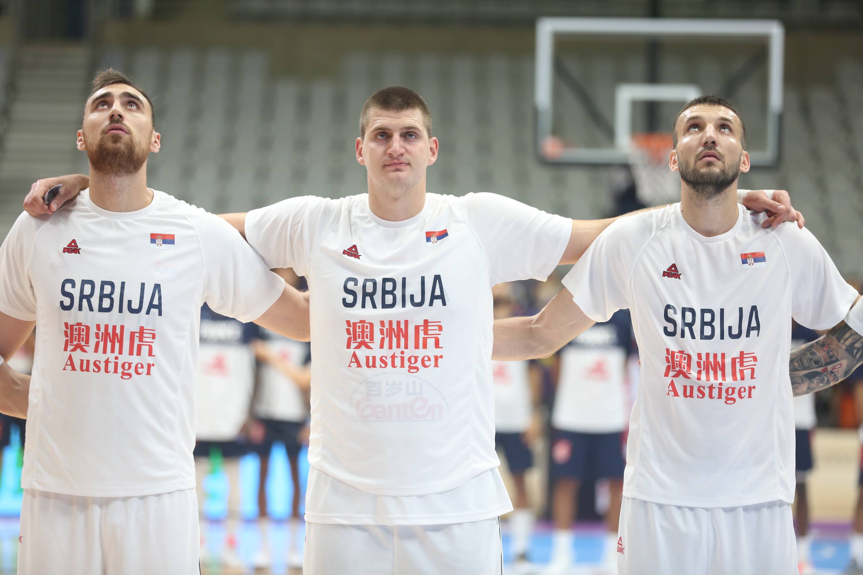 雷火电竞简介-塞尔维亚男篮横扫掘金，库里送出助攻